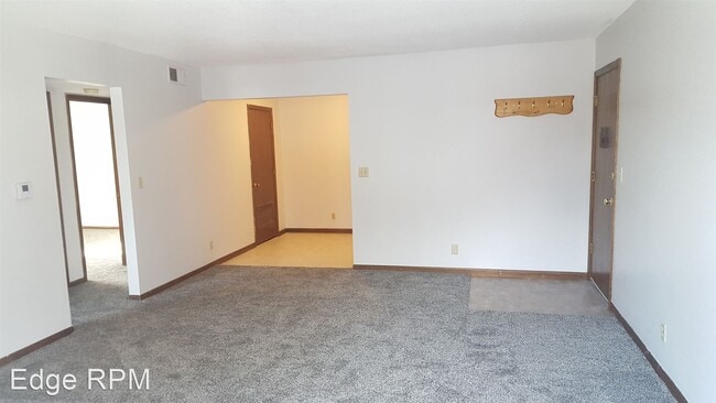 Building Photo - 733-747 Russell Rd