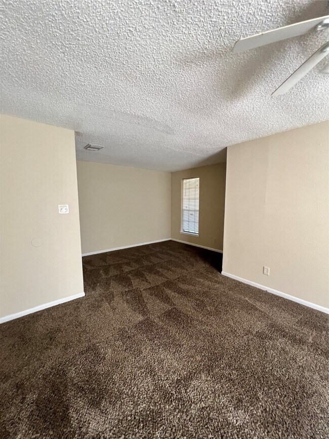 Building Photo - 15826 Willmore Ln