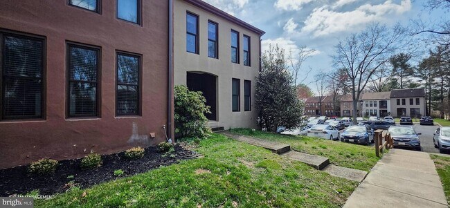 Foto del edificio - 5677 Phelps Luck Dr