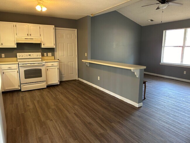 Foto del edificio - 3 bedroom, 2 bath home, with 2 car garage--For Rent. Near Camp Lejeune.