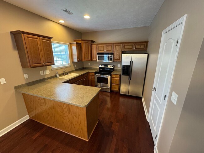 Foto del edificio - Spacious 3-Bedroom Townhouse in a Prime He...