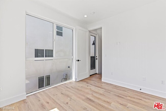 Building Photo - 3 br, 3.5 bath Townhome - 10915 Hesby St