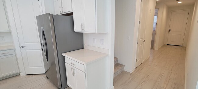 Cocina y pasillo - 9309 E Static Ave