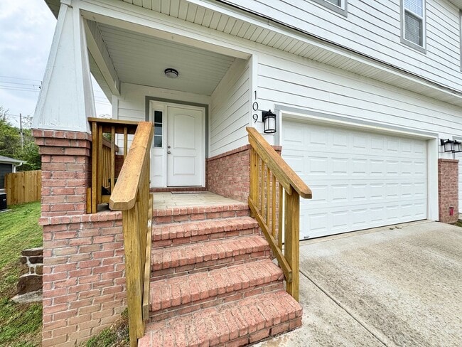 Photo - New 2 bedroom duplex, 2 car garage, quiet neighborhood, all appliances House