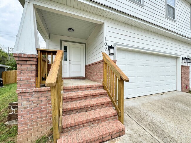 Foto del edificio - New 2 bedroom duplex, 2 car garage, quiet neighborhood, all appliances