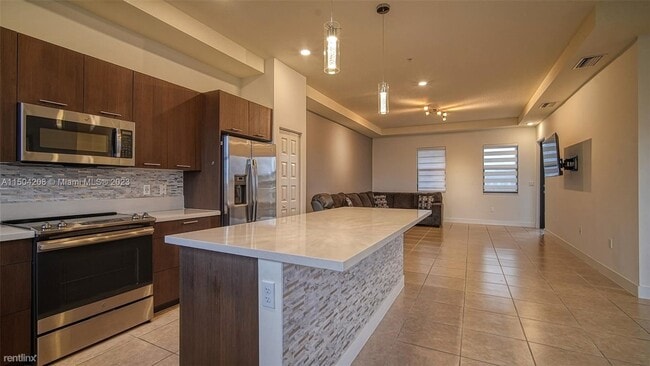 Building Photo - 3 br, 2 bath House - 10407 NW 82nd St Unit 35