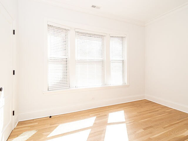 Foto del edificio - 834 W Waveland Ave