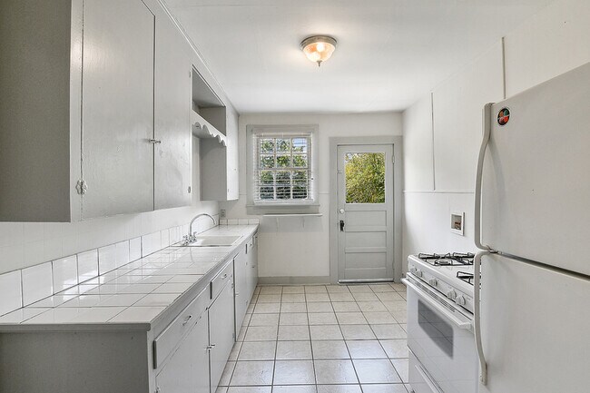 Building Photo - 861 Arlington Ave