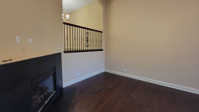 Building Photo - LUXURY TOWNHOME WITH 3 BEDROOMS, 2 FULL BA...