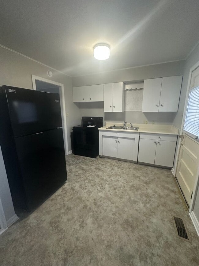 Building Photo - 2 Bedroom, 1 Bathroom House with Detached Garage