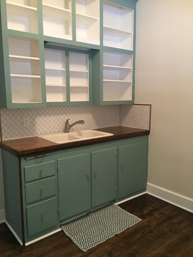Kitchen - 541 N Pine St