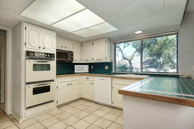 Building Photo - 4802 Greystone Dr