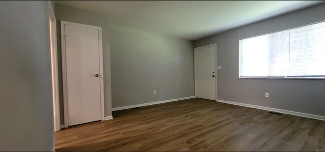 Foto del edificio - 3030-3032 Creekview Circle
