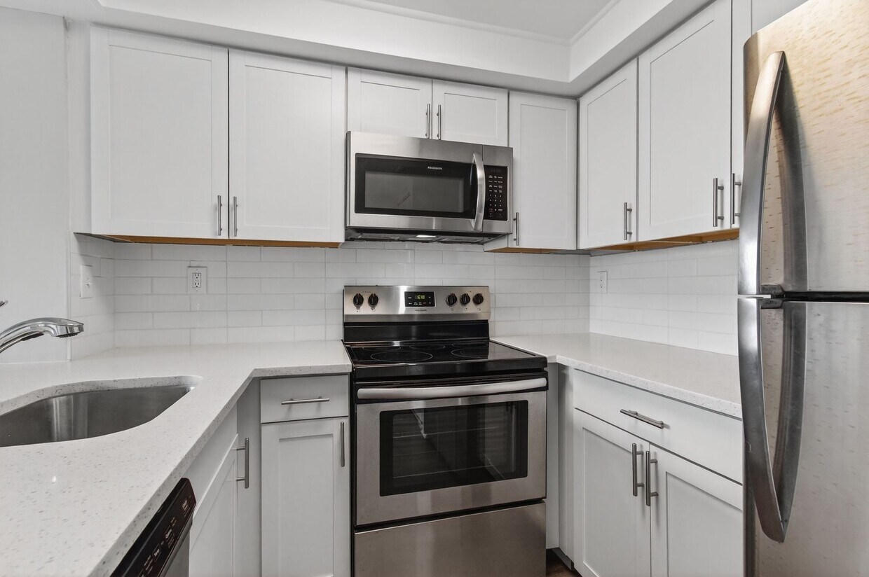 Primary Photo - ONE BEDROOM ONE BATHROOM WITH LAKE VIEW!!!