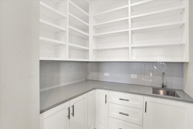 Building Photo - 7576 Oasis Dr
