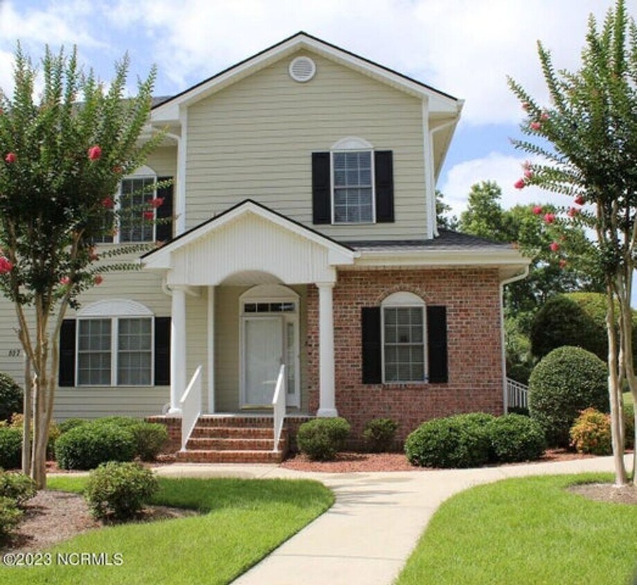 Primary Photo - Furnished 3 Bedroom, 2 Bathroom in Sea Tra...