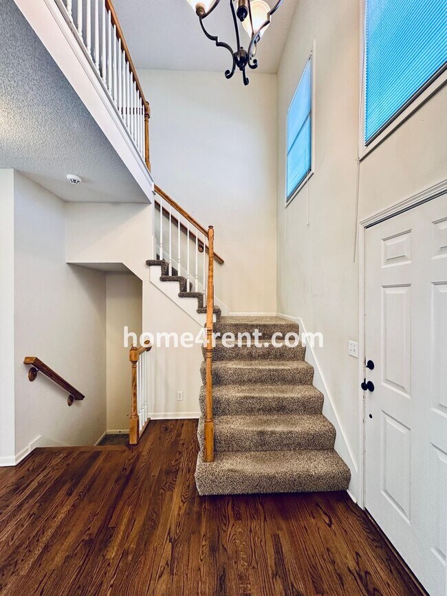 Foto del edificio - Blue Valley Northwest home on a cul-de-sac w/ granite counters, ss appliances and fenced yard!