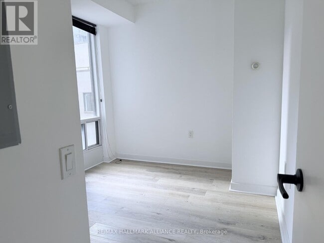 Building Photo - 85 Bloor St E