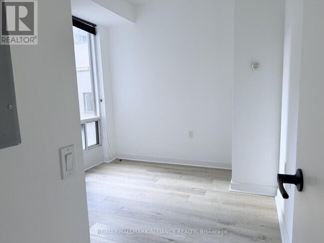 Photo du bâtiment - 85 Bloor St E