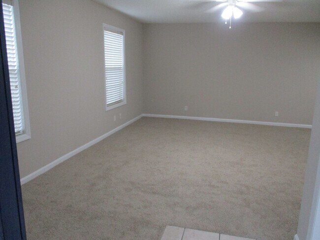 Foto del edificio - 803 W Island Square Dr
