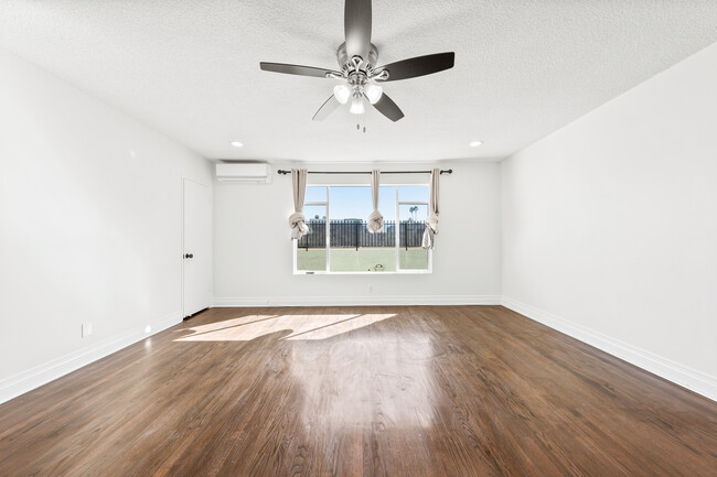 Foto del edificio - 612 N Sycamore Ave