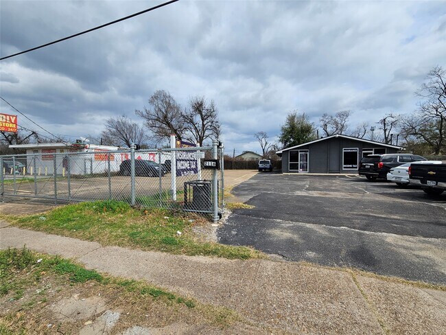 Foto del edificio - 2116 Lockwood Dr