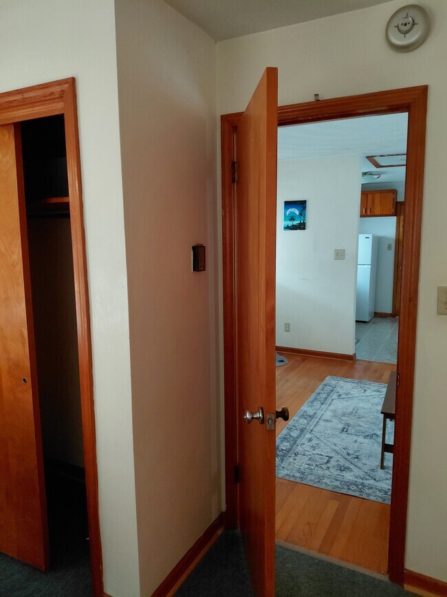 Vista desde el dormitorio a la sala de estar. - 901 Old Homestead Ln