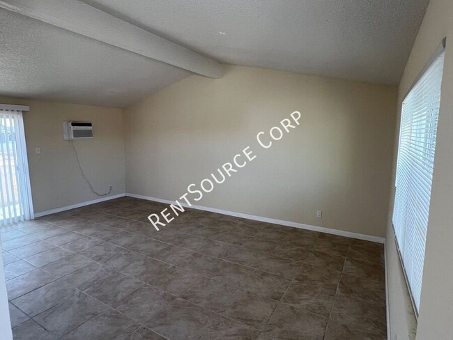 Foto del edificio - 2 Bedroom, 1 Bath Duplex For Rent in Calif...