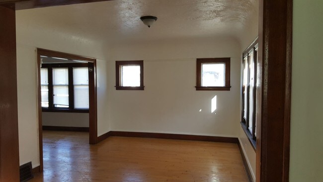 Building Photo - 2202 W Vienna Ave