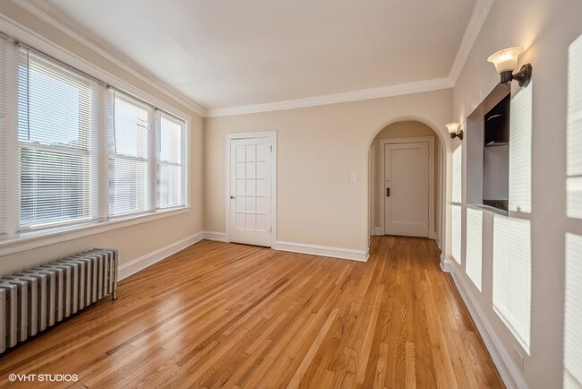Building Photo - Spacious Beverly 1 Bedroom, Heat & Gas Inc...