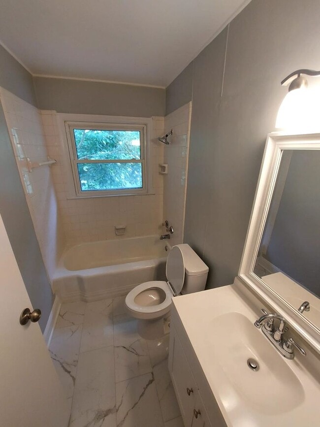 Foto del edificio - 4448 Old Belews Creek Rd
