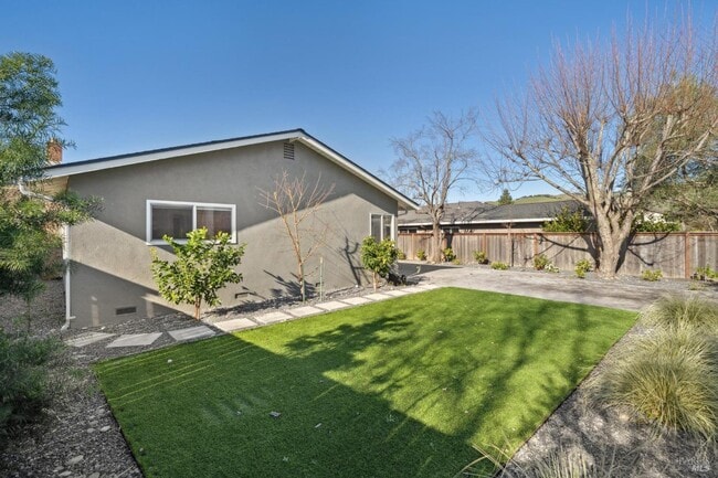 Building Photo - 918 Las Pavadas Ave