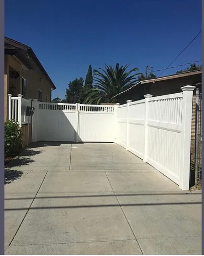 Foto del edificio - 1529 Mohawk St