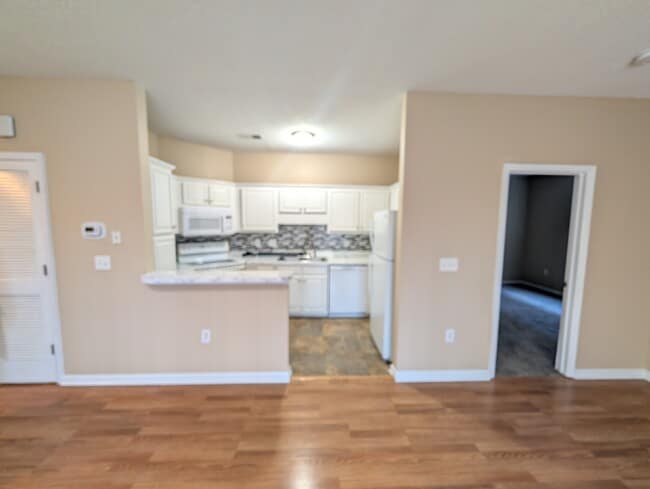 Kitchen - 4405 Sweetwater Blvd