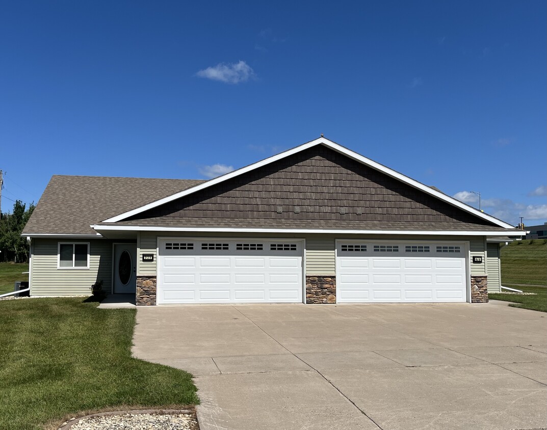 Primary Photo - 940 E Wisconsin St