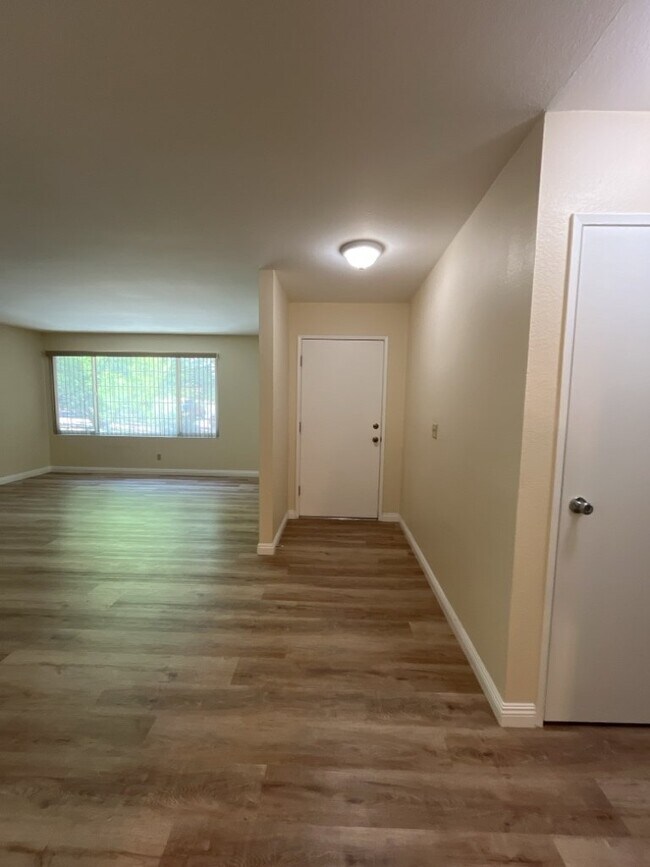Building Photo - BEAUTIFULL REMODLED 3 BEDROOM 2 BATH UNIT ...