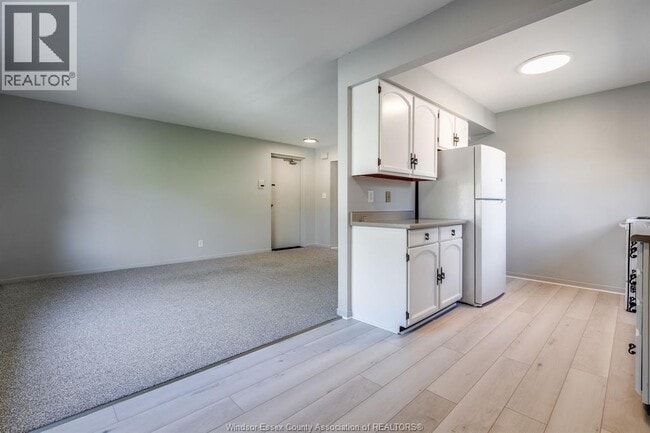 Building Photo - 25 Hillview Crescent