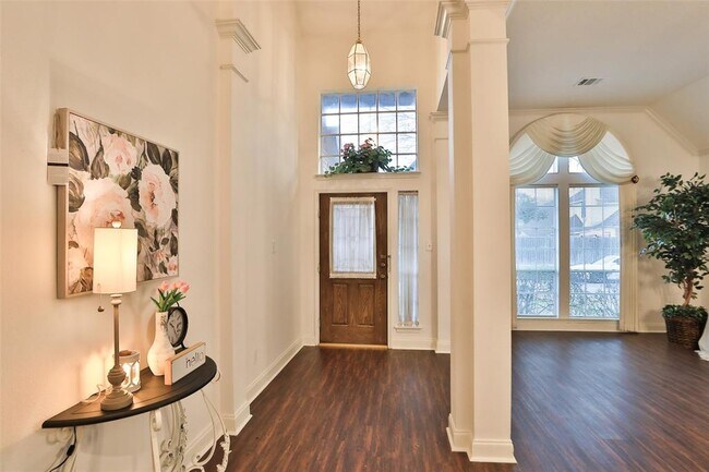 Foto del edificio - 8911 Lawncliff Ln
