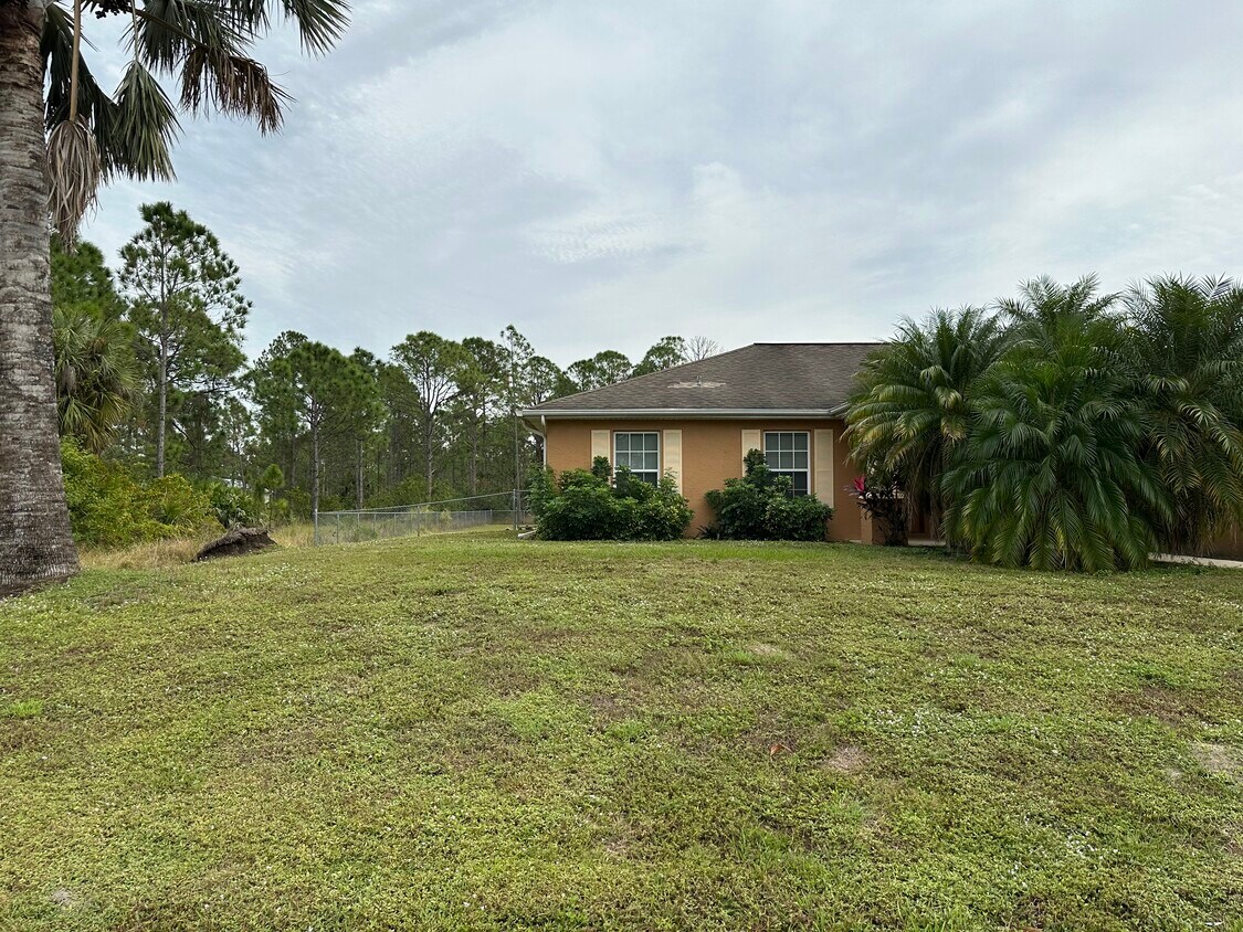 Fenced Yard - 918 Lee Ave