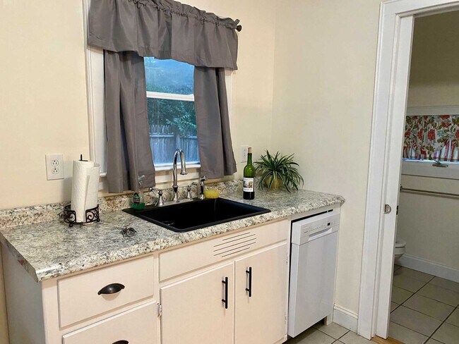 Building Photo - 108 Church St