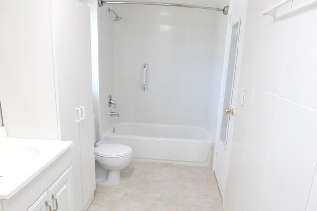 Building Photo - 5950 Del Lago Cir