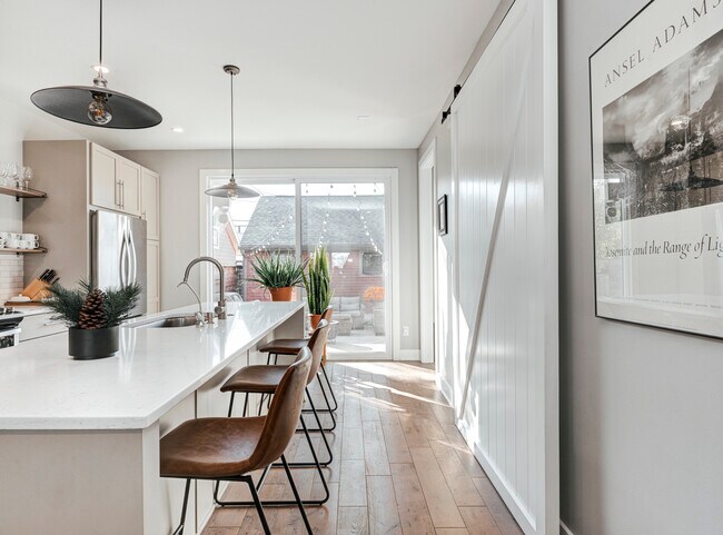 Foto del edificio - 1329 E 11th St