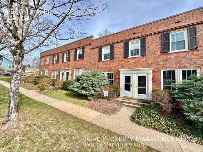 Foto del edificio - Stunning Arlington Village Rowhouse w/ Deck!