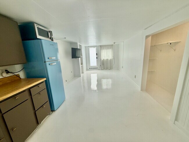 De la cocina al salón con amplio vestidor a la derecha. - 504 Pacific Ave