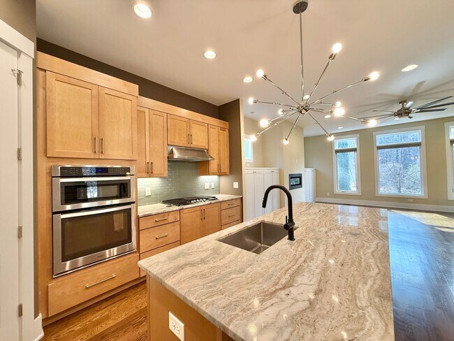 Foto del edificio - Modern 4BD, 3.5BA Raleigh Home on a Corner Lot with a 2-Car Attached Garage & Private Backyard in...
