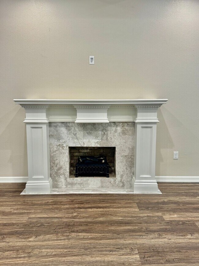 Building Photo - Elegant Estate in the Country Club Setting-Mother in law suite