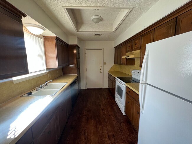 Building Photo - Duplex *LEASING SPECIAL AVAILABLE*
