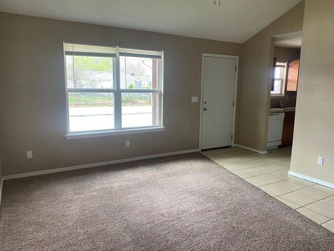 Building Photo - 3 Bedroom 2 Bath Duplex