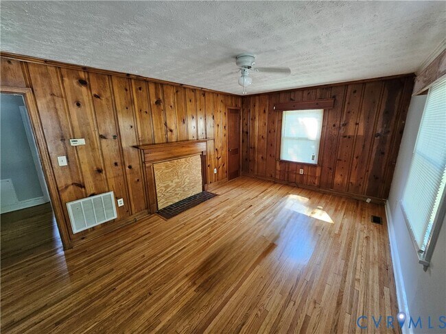 Building Photo - 305 5th St