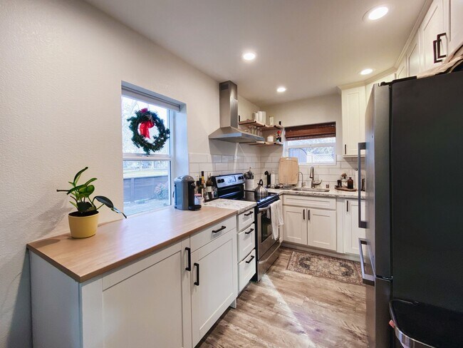 Foto del edificio - Beautiful 3/1 with gated driveway in Colonial Heights!